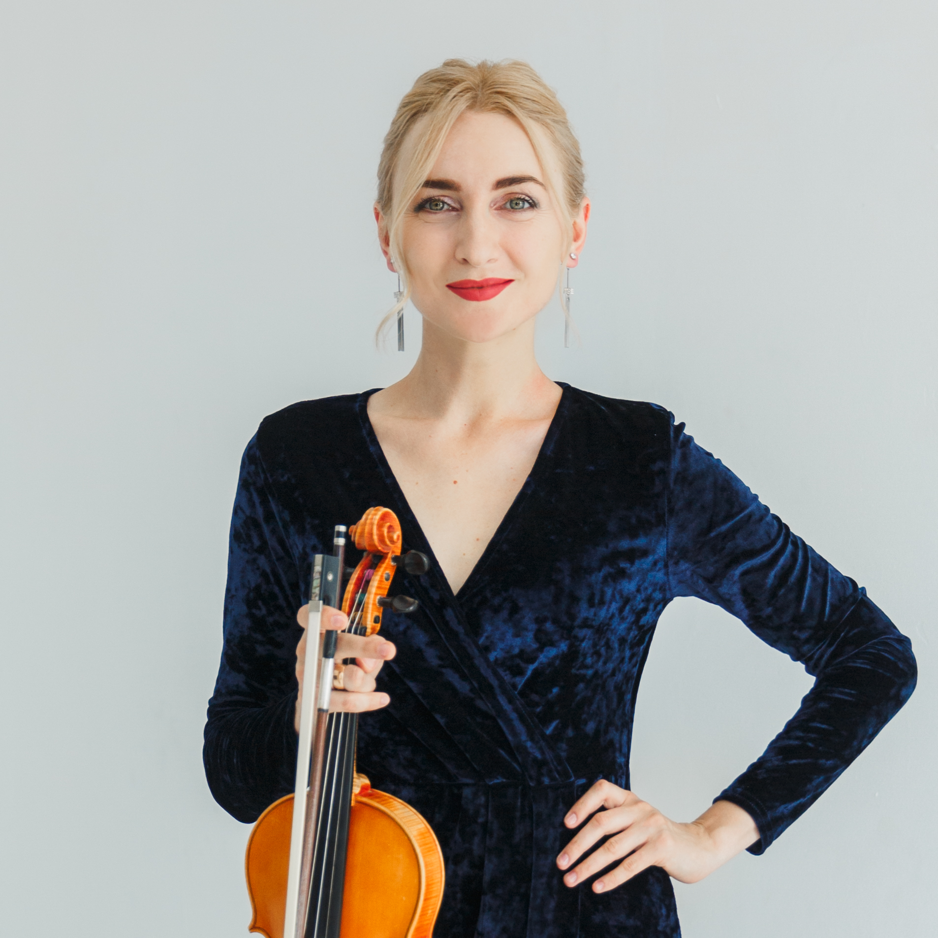 Anna teaching violin